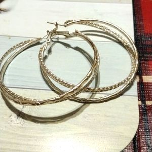 Nice silvertone hoop earrings.  Lightweight and very pretty.